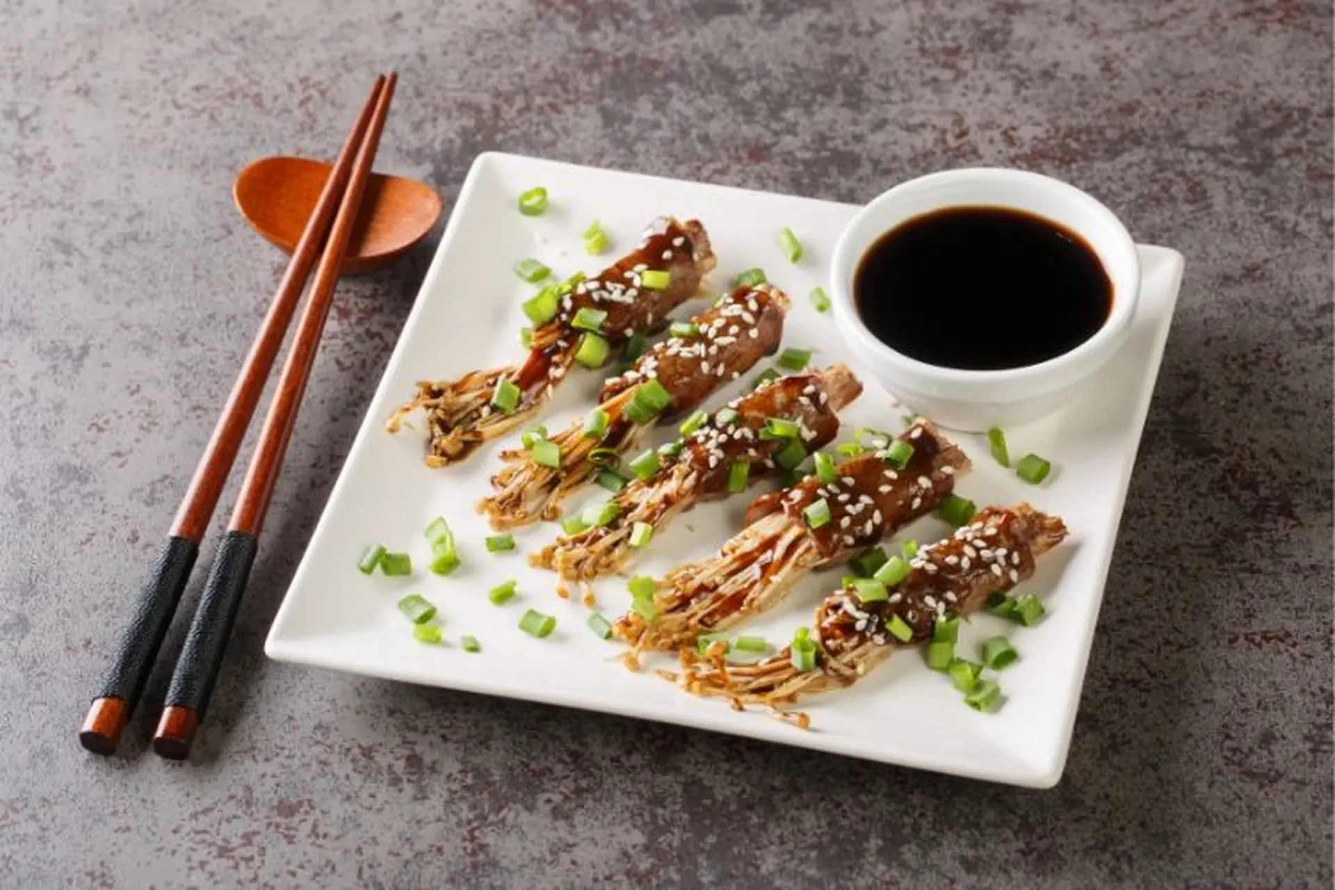 ba chỉ heo cuộn nấm kim châm