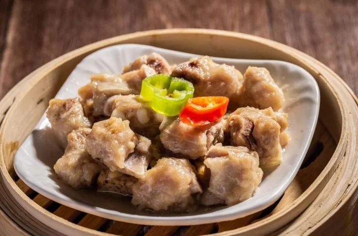 sườn non hấp tỏi tây
