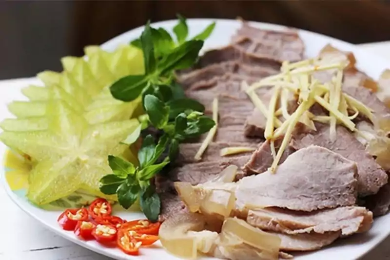 nọng heo giòn hấp gừng